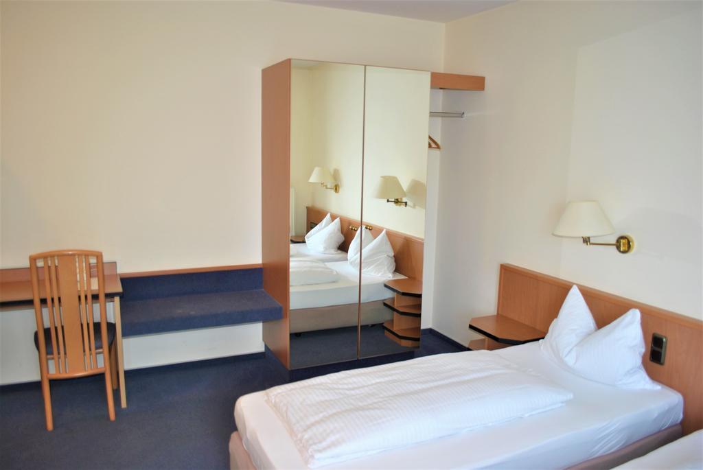 Hotel Garni Am Schaefersberg Niedernhausen Habitación foto