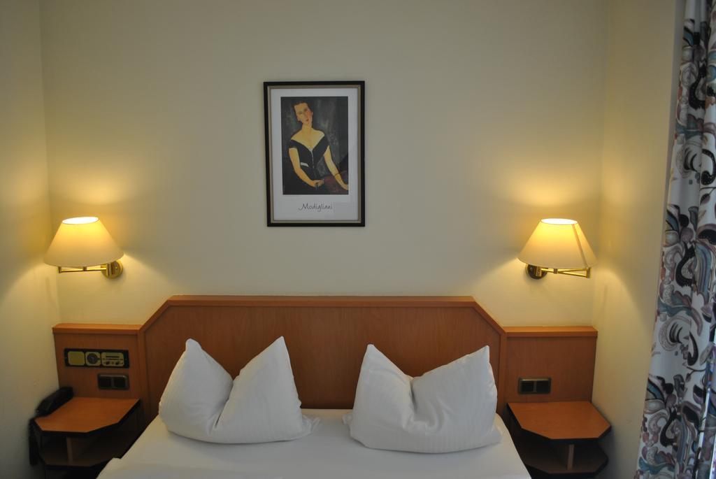 Hotel Garni Am Schaefersberg Niedernhausen Habitación foto