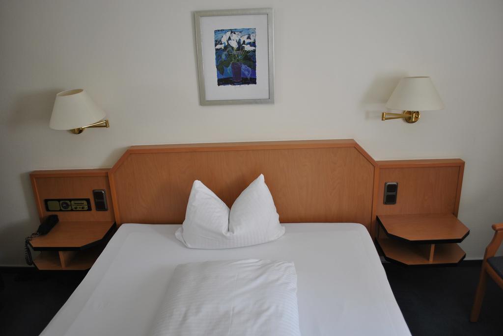 Hotel Garni Am Schaefersberg Niedernhausen Habitación foto