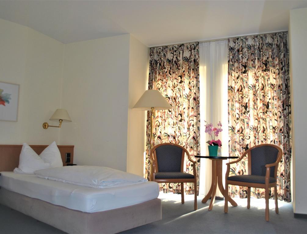 Hotel Garni Am Schaefersberg Niedernhausen Habitación foto