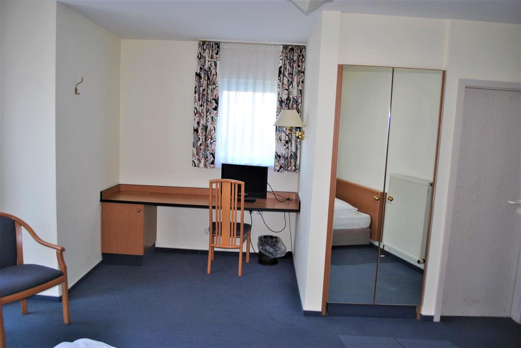 Hotel Garni Am Schaefersberg Niedernhausen Habitación foto